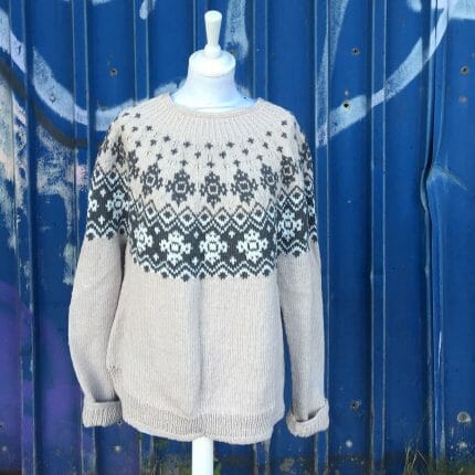 VarmDesign Arkiver Ulla Garn og Broderi AS Oversized fjeldrosegenser Ulla Garn og Broderi AS